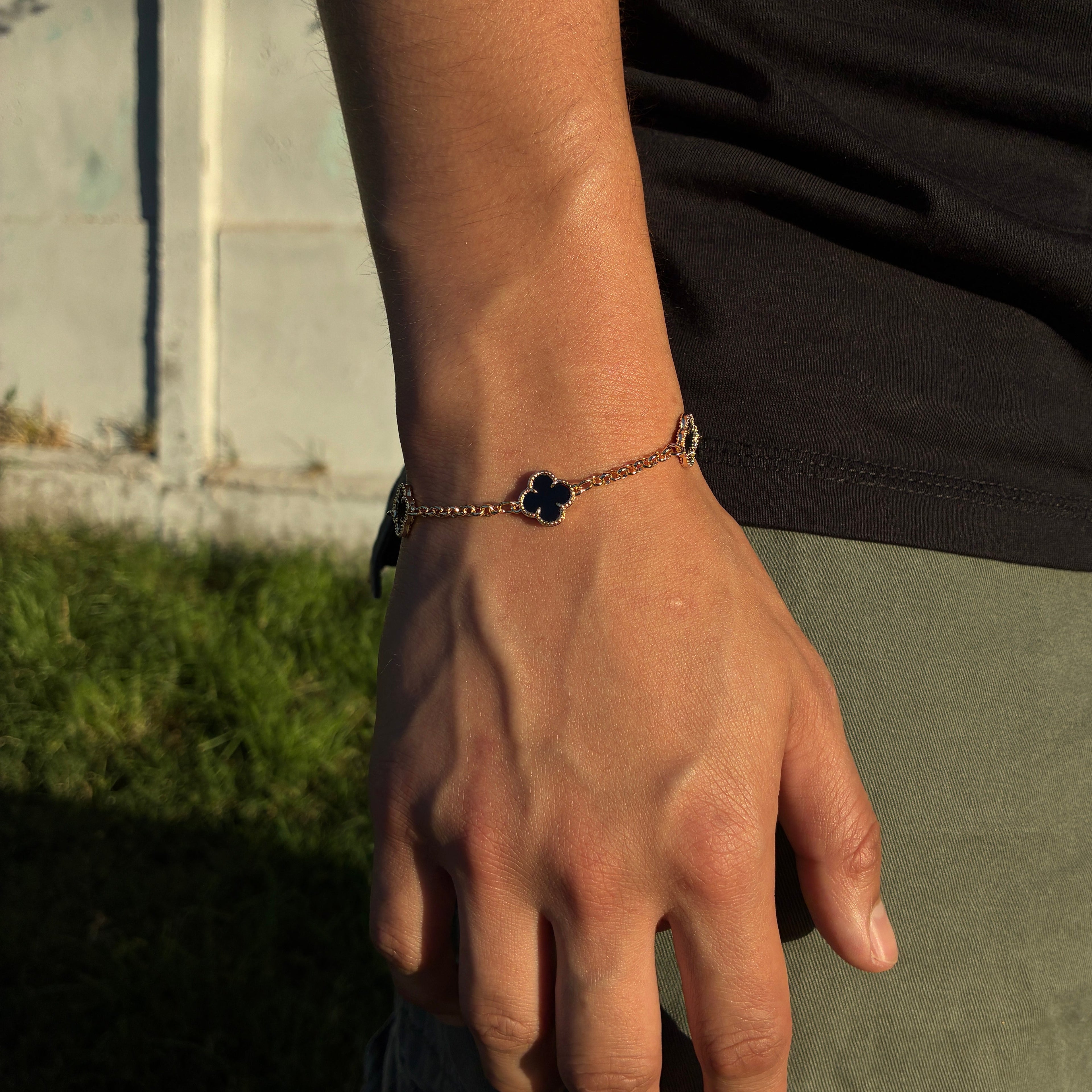 Pulsera Van Cleef Gold Negra