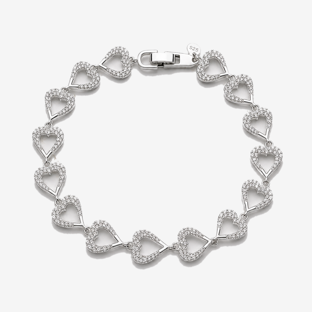 Pulsera Tennis Luxe Love de corazones en Plata 925 con circones sobre fondo gris claro