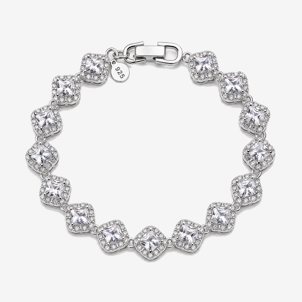 Pulsera Tennis Luxe Lucky en Plata 925 con circones talla princesa sobre fondo gris claro